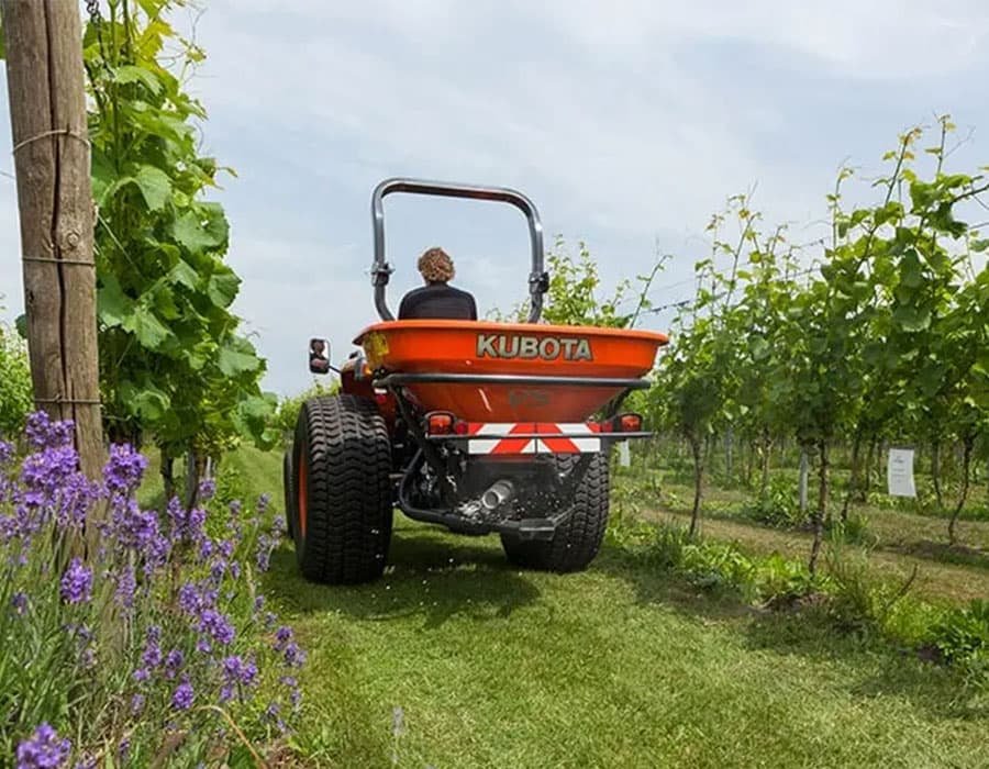 Kubota VS400VITI pendulum spreader